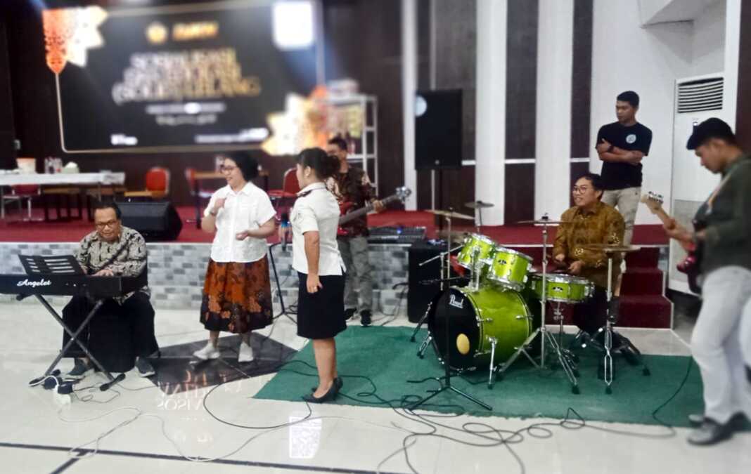 MAIN DRUM: Kepala Kanwil DJKN Sumatera Utara Nofiansyah memainkan alat musik drum. (Deddi Mulia Purba/Sumut Pos)