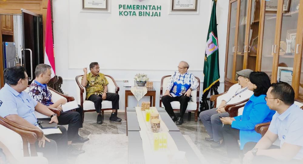 AKSELERASI: Prof. Dr. Dadan Ramdan, M.Eng, M.Sc (kanan) berdialog dengan Drs. H. Amir Hamzah, M.AP untuk akselerasi kota maju di Binjai. (Istimewa/Sumut Pos)