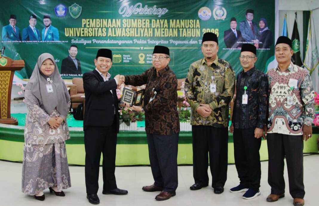 UNIVA MEDAN: Prof. Dr. Saiful Akhyar Lubis, M.A (3 kiri) menyerahkan CENDERA mata kepada Prof. Dr. H. Tobroni, M.Si di kampus Univa Medan. (Istimewa/Sumut Pos)