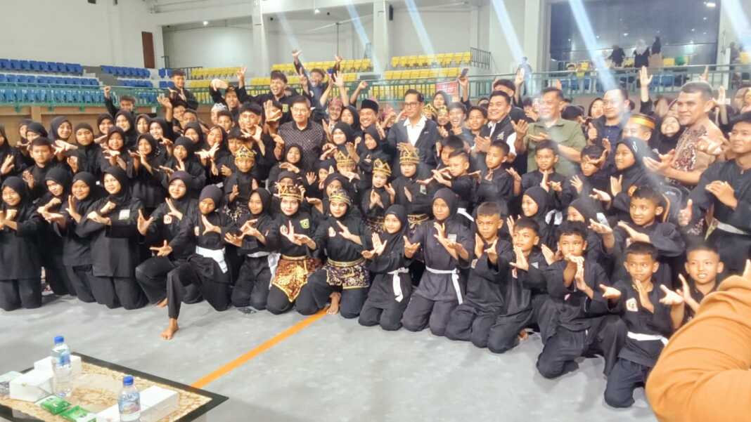 IPSI MEDAN: Rico Tri Putra Bayu Waas dan Haris Muda Siregar bersama undangan dan pesilat Open Tournament Pencak Silat IPSI Kota Medan. (Deddi Mulia Purba/Sumut Pos)