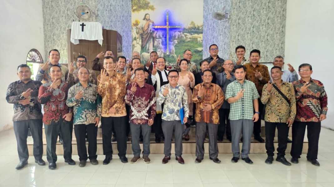 Pelantikan Pengurus Caretaker BKS Pria Wilayah II yang dilantik oleh Ketua Umum BKS Pria Tingkat Sinode Harris Silalahi, S.Si beserta Korwil Pdt. Pardi M. Silalahi, MTh dimana terpilih ketua Ir. Marjan Purba, sekretaris Kristoni Hutapea dan bendahara Robert Silitonga di GKPI Batang Kuis, Resort Serdang III beberapa waktu lalu.
