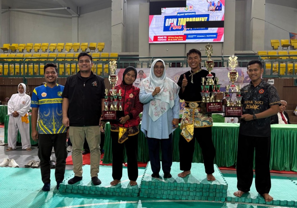 JUARA UMUM: Penyerahan piala juara umum kategori pemasalan kepada Mumtaz, Armada Sattva dan TS Demak. (Istimewa/Sumut Pos)