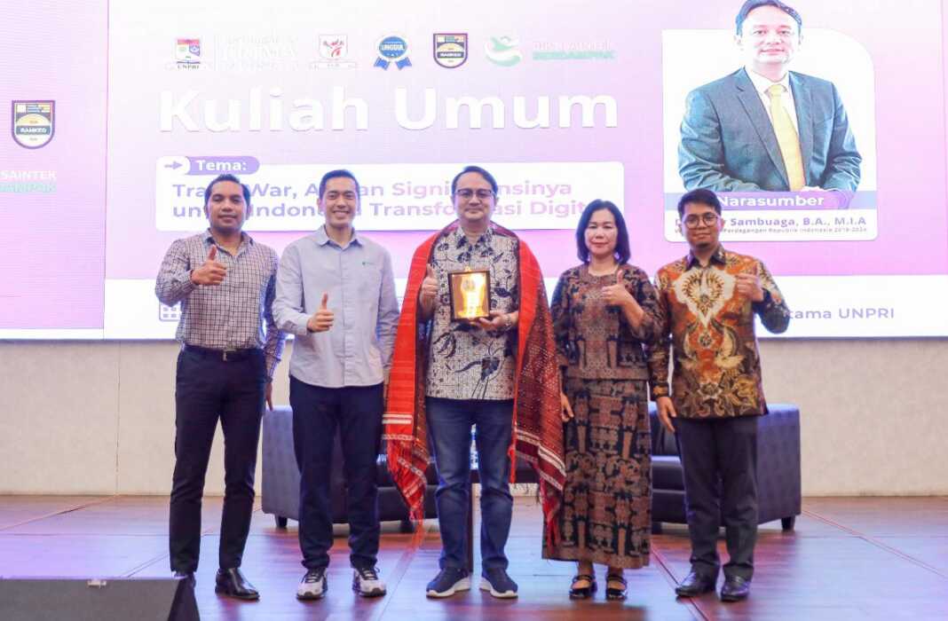 UNPRI: Dr. Jerry Sambuaga, B.A, M.I.A (tengah) saat menyampaikan kuliah umum, Senin (22/6). (Istimewa/Sumut Pos)