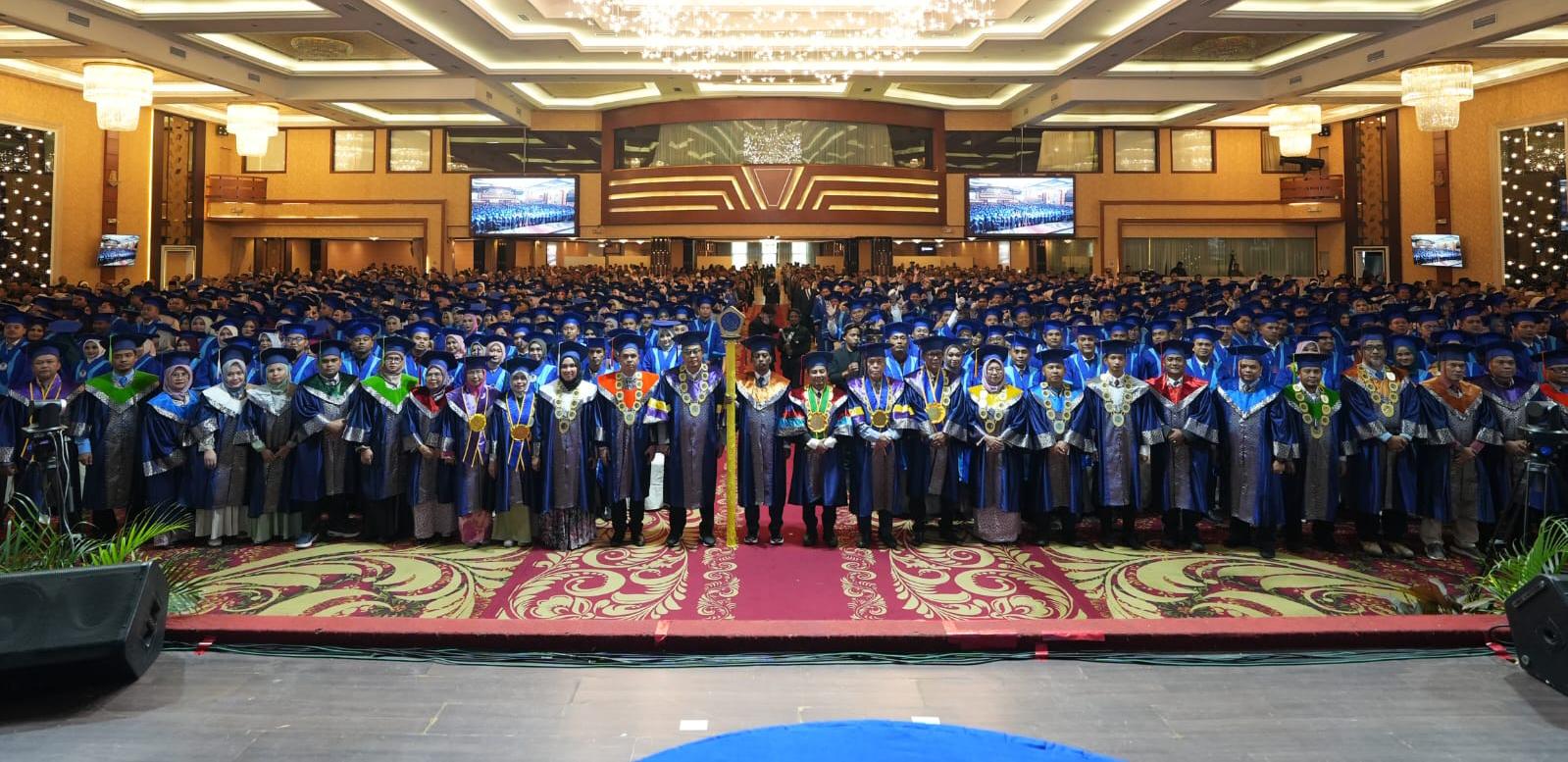 Prof. Dr. Akrim Lubis, M.Pd Wisuda 2.440 Lulusan UMSU: Unggul dan Berkontribusi bagi Kemajuan SDM Indonesia