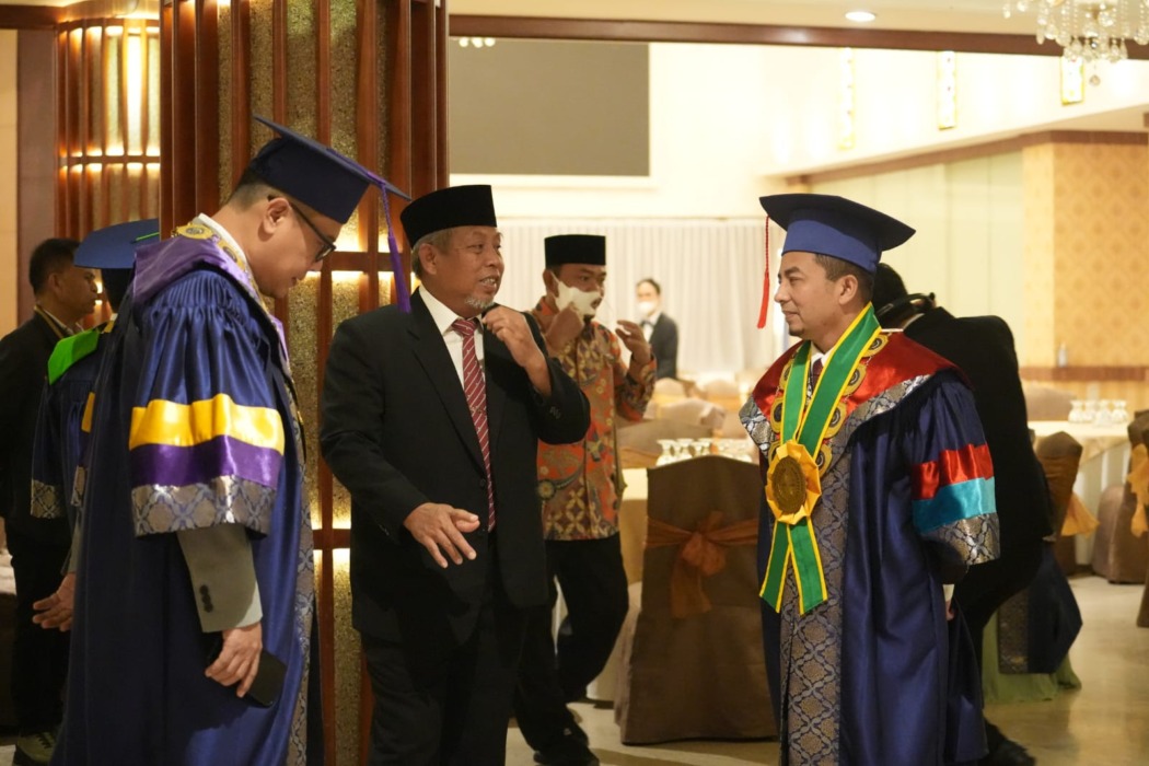 BERDIALOG: Prof. Dr. Akrim Lubis, M.Pd (kanan) berdialog dengan dr. H. Agus Taufiqurrohman, Sp.S, M.Kes. (Istimewa/Sumut Pos)
