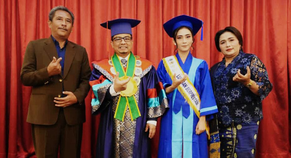 WISUDAWATI UMSU: Prof. Dr. Akrim Lubis, M.Pd (2 kiri) bersama wisudawati UMSU Gabriel Lydia Hotmadia Sianturi bersama keluarga. (Istimewa/Sumut Pos)