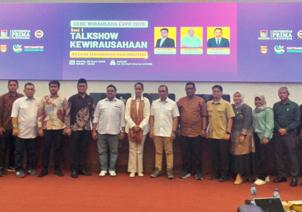 TALKSHOW KEWIRAUSAHAAN: Refi Ikhtiari, M.Sc, Ph.D (4 kiri) bersama narasumber, undangan dan peserta talkshow kewirausahaan di Unpri. (Istimewa/Sumut Pos)