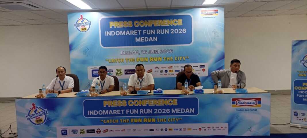 Branch Manager Indomaret Medan, Yonanta Kusuma berserta jajaran dan pihak MAP Event Organizer saat memberi keterangan kepada media. Foto: Dokumentasi Indomaret Medan