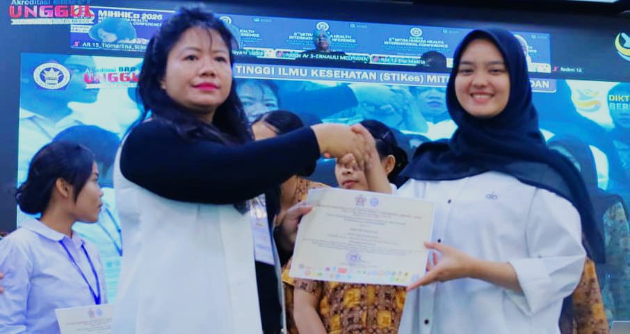 PENGHARGAAN: Salju (kanan) menerima penghargaan The First Winner pada MiHHiCo 2026 di STIKes Mitra Husada Medan dari Dr. Herna Rinayanti M. Bdn, M.Kes (ketua panitia). (Istimewa/Sumut Pos)