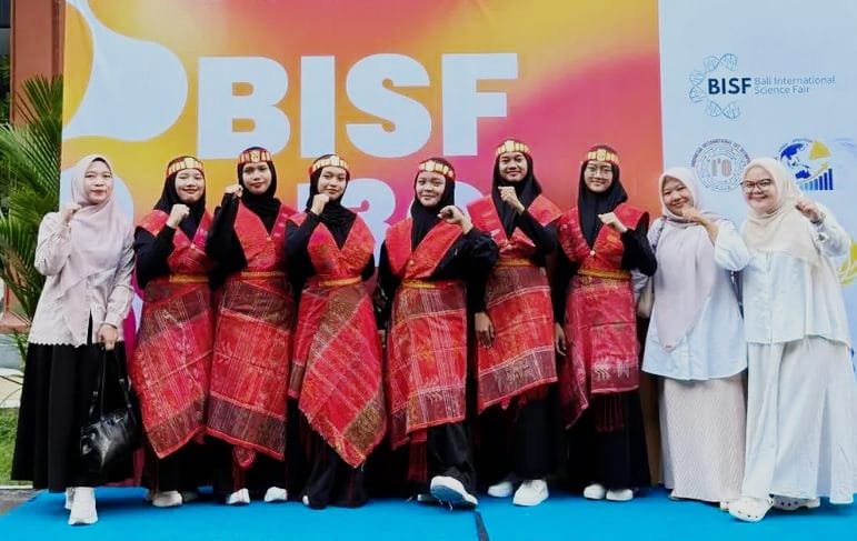 RAIH PERAK: Santri Baitul Mustagfirin Raih Medali Perak pada Bali International Science Fair. (Istimewa/Sumut Pos)