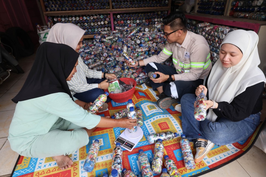 PENIMBANGAN: Proses penimbangan ecobrick hasil partisipasi masyarakat di salah satu bank sampah binaan PT Agincourt Resources, sebelum dimanfaatkan untuk Taman Ecobrick di Sopo Daganak, Batangtoru. (Dok: PTAR)