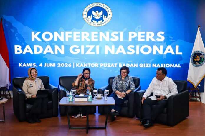 Kepala BGN Nanik S Dayang (dua dari kiri), Wakil Kepala BGN Agustina Arumsari (tiga dari kiri), dan Wakil Kepala BGN Mayjen TNI Trenggono (kanan), saat konferensi pers di Kantor BGN, Kamis (4/6/2026). Kepala Badan Gizi Nasional (BGN) Nanik S Deyang menyatakan bakal fokus melakukan efisiensi anggaran dalam kepemimpinannya. FOTO: SALMAN TOYIBI/JAWA POS