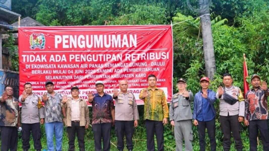 LARANG: Pemkab Karo memasang spannduk larangan pengutipan retribusi masuk wisata air panas