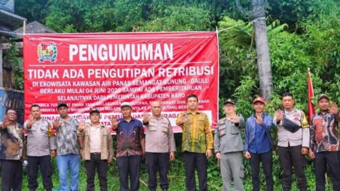 wisata-air-panas-karo LARANG: Pemkab Karo memasang spannduk larangan pengutipan retribusi masuk wisata air panas