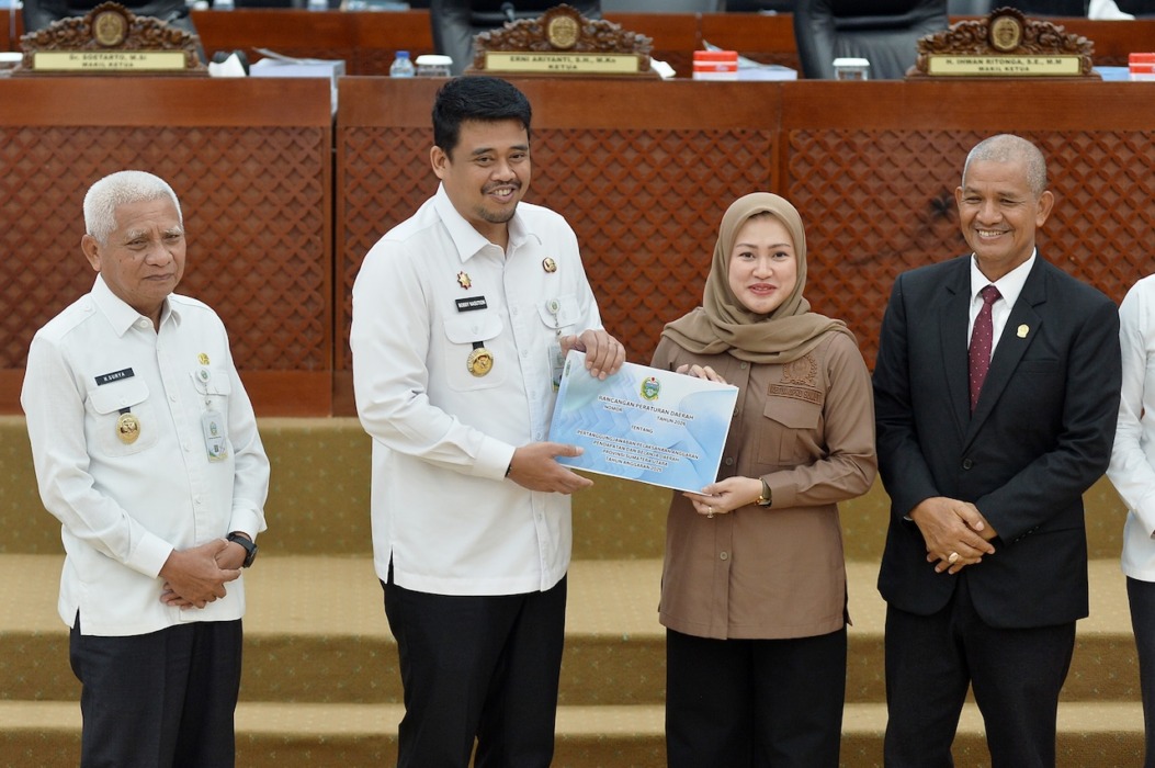 SERAHKAN: Gubsu Bobby Nasution menyerahkan laporan Ranperda tentan Pertanggungjawaban Pelaksanaan APBD Provinsi Sumut TA.2025 kepada Ketua DPRD Sumut Erni Ariyanti Sitorus, Rabu (1/7/2026). (Dinas Komunikasi dan Informatika Sumut)