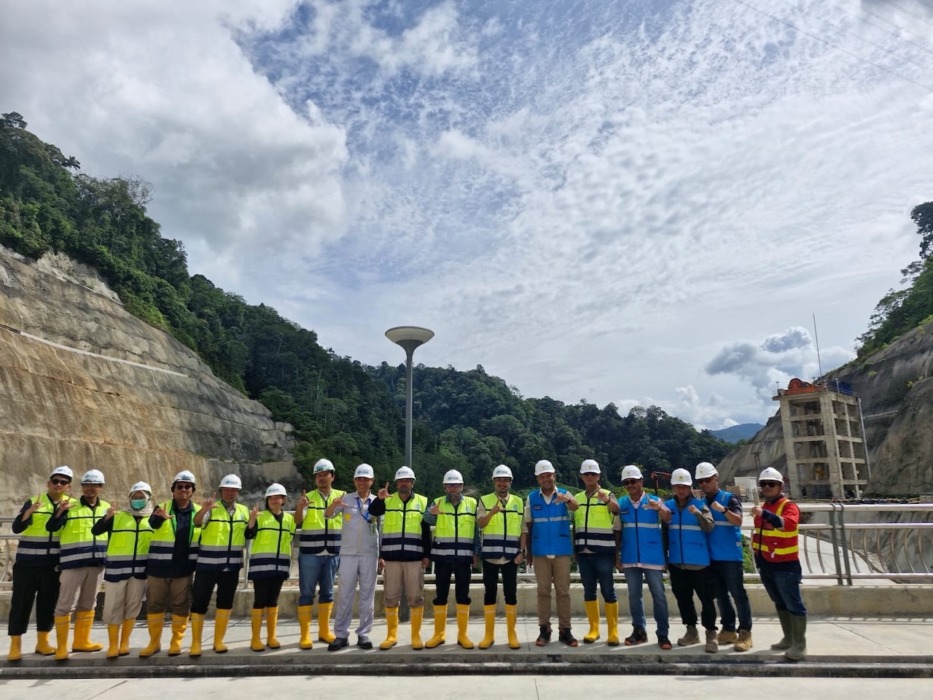 MONITORING: Executive Vice President Konstruksi Sumatera, Kalimantan dan Sulawesi PT PLN (Persero) Wisnu Kuntjoro Adi, jajaran Divisi Konstruksi PLN Kantor Pusat, manajemen PLN UIP SBU dan PLN UPP SBU 4, saat monitoring perkembangan proyek PLTA Batang Toru.