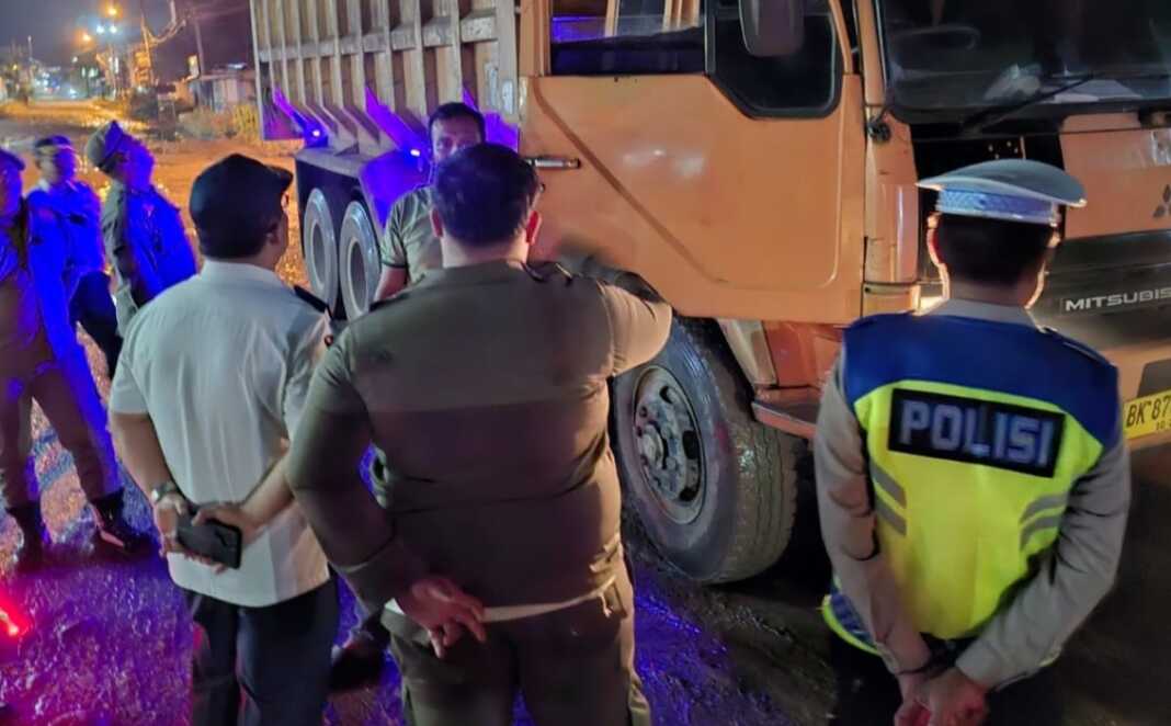 RAZIA TRUK: Dishub Sumut memimpin penertiban dan pengawasan angkutan barang di ruas jalan provinsi kawasan Galang, Kabupaten Deliserdang, sebagai langkah menekan praktik kendaraan ODOL yang berpotensi merusak infrastruktur jalan, kemarin.(Dok : Dinas Perhubungan Sumut)