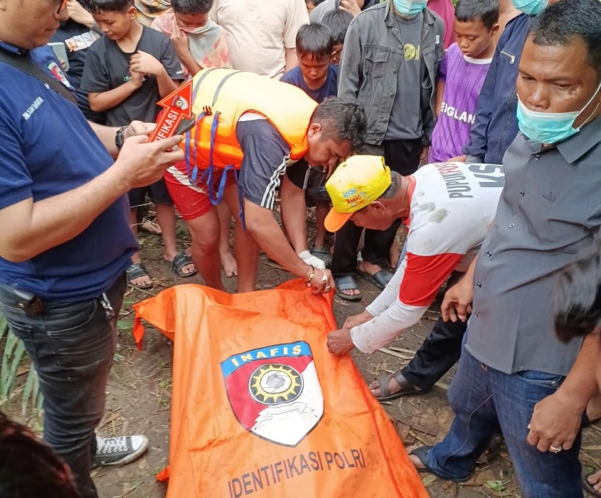 KORBAN HANYUT: Evakuasi jasad Habib Zuhri Sagala warga Kecamatan Rantau Utara setelah ditemukan di aliran Sungai Bilah di Kecamatan Pangkatan, Rabu (1/7)// (fajar)