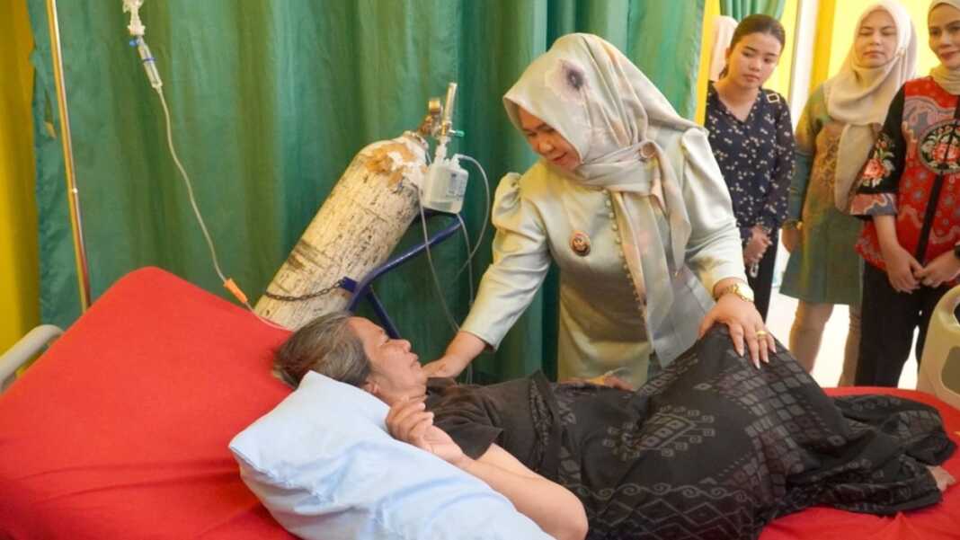 LIHAT: Plt Bupati Langkat Tiorita br Surbakti saat melihat kondisi pasien yang dirawat di RSUD Tanjungpura. (Diskominfo Langkat/Sumut Pos)