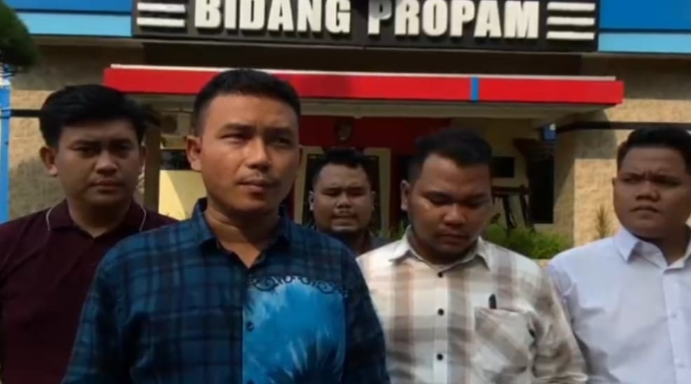 BERI KETERANGAN: Tim Kuasa Hukum AKP Fadlun Al Fitri SS saat memberikan keterangan kepada sejumlah wartawan, di depan pelataran Gedung Bidpropam Polda Sumut, Kamis (9/7). Istimewa/Sumut Pos