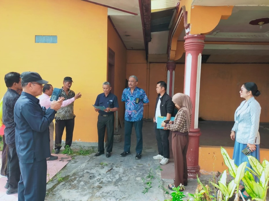 EKSEKUSI: PN Sidikalang mengeksekusi rumah di Jalan Pahlawan Siburabura No 39 Kelurahan Batangberuh, Sidikalang.RUDY SITANGGANG/SUMUT POS.