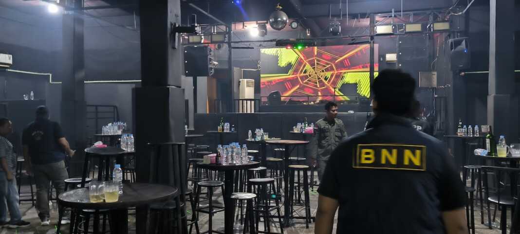 RAZIA: Tim gabungan saat melakukan razia di tempat hiburan malam Samudera Selatan. (Teddy Akbari/Sumut Pos)