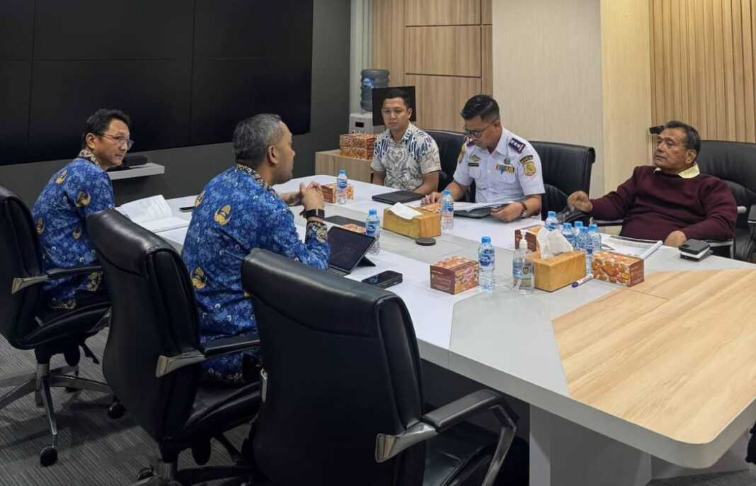 TEMUI: Bupati Dairi Ir Vickner Sinaga menemui Kementerian Perhubungan. (RUDY SITANGGANG/SUMUT POS).