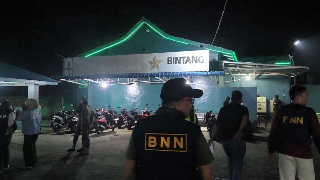 RAZIA: Tim Gabungan BNNK Binjai saat masuk melakukan razia di THM Samudera Selatan.(Teddy Akbari/Sumut Pos)