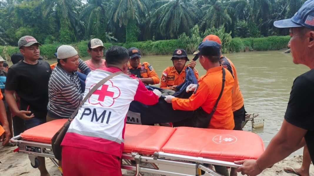 Tim gabungan yang terdiri dari Satgas TRC BPBD Kabupaten Batu Bara, Polsek Indrapura, Babinsa Desa Aras, PMI Batu Bara, Mengevakuasi Penemuan jenazah Meskam, Senin (13/7/2026).Foto.Liberti H Haloho.