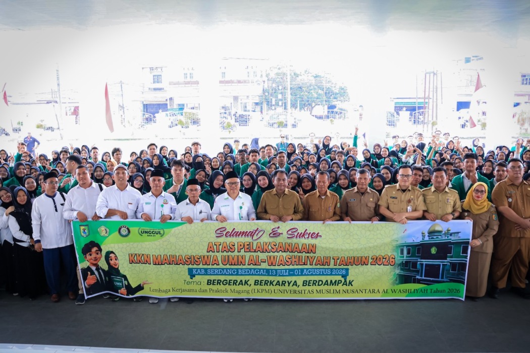 PELEPASAN: Bupati Sergai Darma Wijaya saat melepas mahasiswa KKN UMN Al Washliyah di Halaman Kantor Bupati Sergai, Sei Rampah, Senin (13/7/2026) untuk penempatan 48 desa di Kabupaten Sergai. (fad)