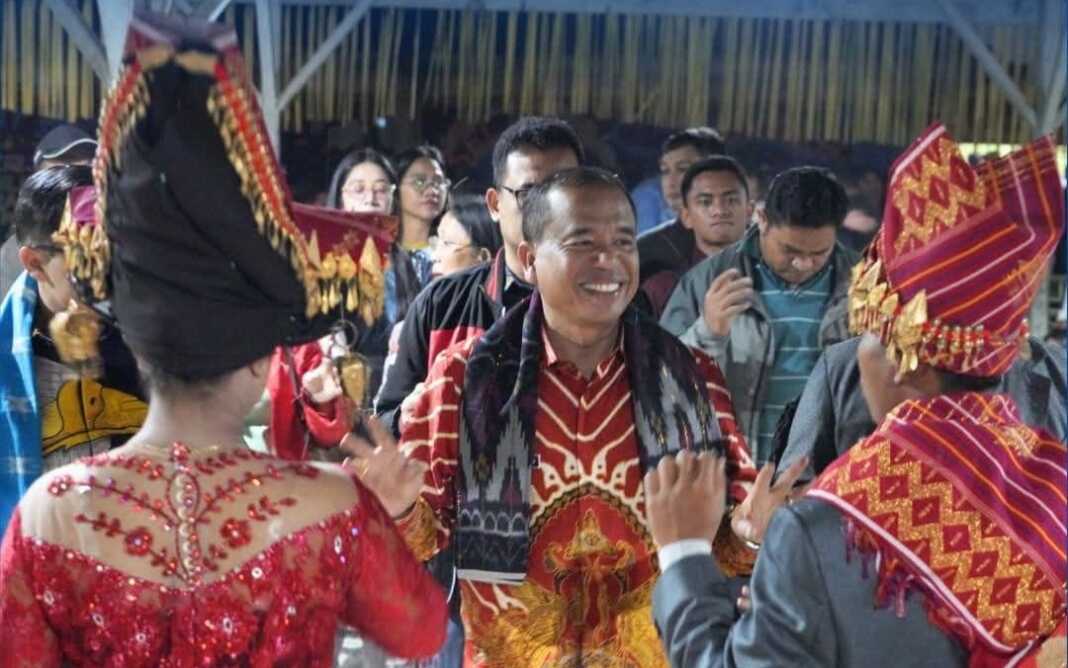 SAMBUT: Bupati Karo disambut dengan tarian Tradisi Karo