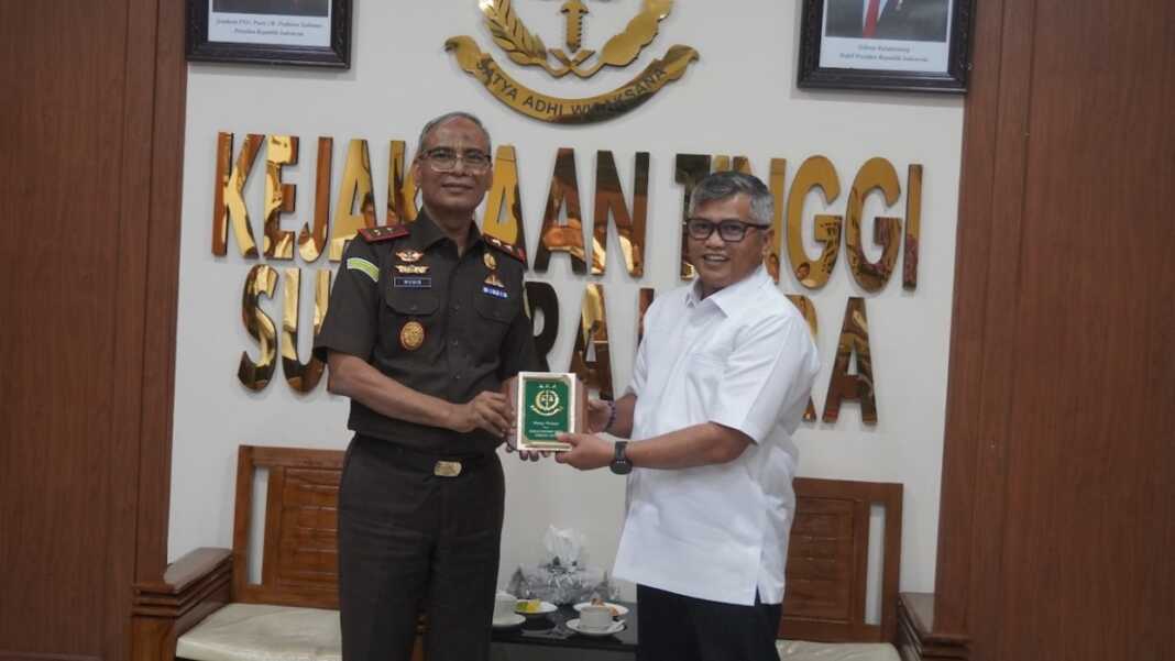 FOTO BERSAMA: Executive Director 1 PT Pelabuhan Indonesia (Persero) Regional 1 Jonedi Ramli foto bersama Kepala Kejaksaan Tinggi Sumut Muhibuddin.