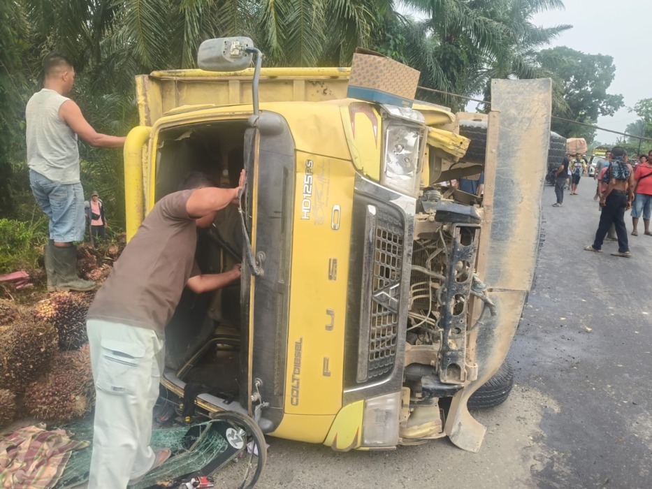 LOKASI KEJADIAN: Petugas lalu lintas mengatur kendaraan di lokasi kejadian setelah terjadi laka-lantas maut di Jalan Umum Simpang Cisadane, Bilah Hilir, Labuhanbatu, Selasa (14/7). (fajar)
