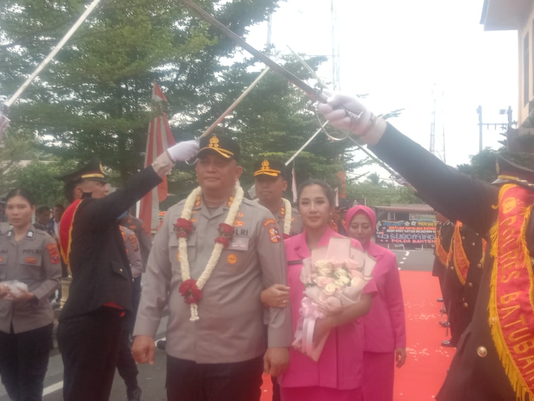 LEPAS DAN SAMBUT: Personel Polres Batubara menggelar tradisi Gerbang Pedang Pora saat mengiringi pelepasan Kapolres lama, AKBP Doly Nelson Hotasi Hasian Nainggolan SH MH sekaligus menyambut Kapolres Batubara yang baru, AKBP Dony Satria Wicaksono SiK MH CPHR CBA, di Halaman Mako Polres Batubara, Selasa (14/7). (Foto: Liberti H. Haloho).