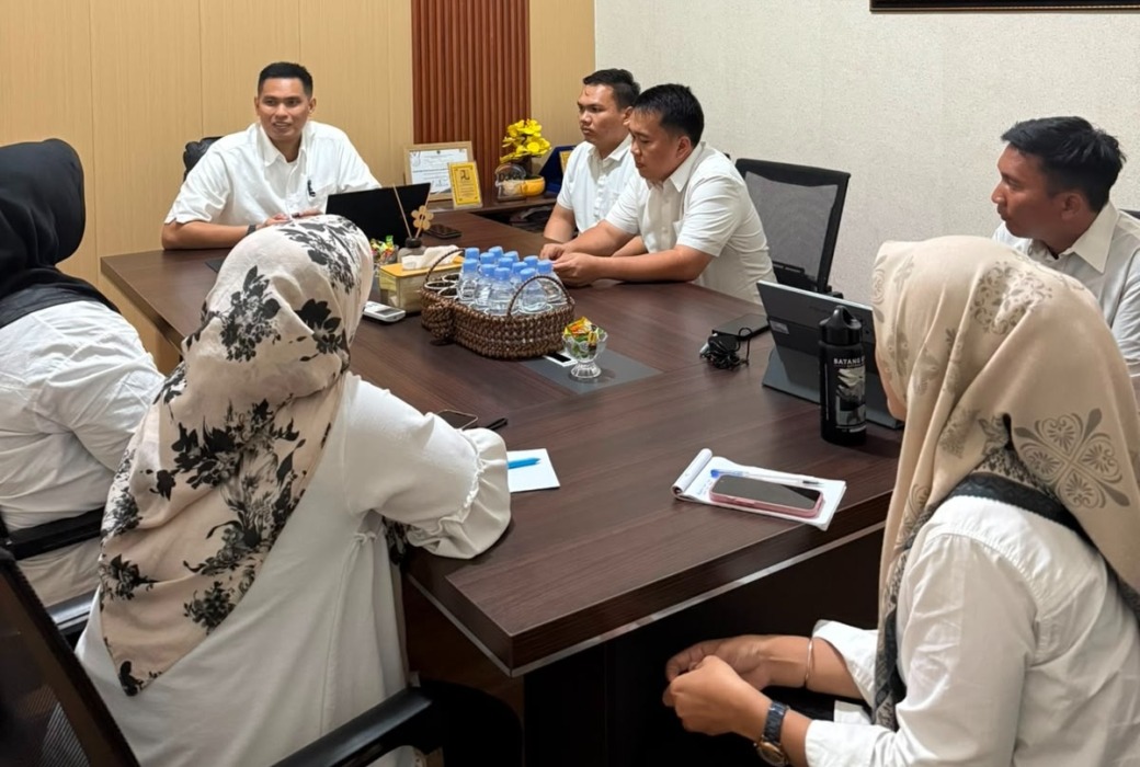 BERSAMA: Kakan Perwakilan BPN Batubara, Hamdani Azmi SH MH bersama jajarannya di lingkungan BPN Batubara di ruang kerjanya, Selasa(14/7). (Foto: Liberti H Haloho).