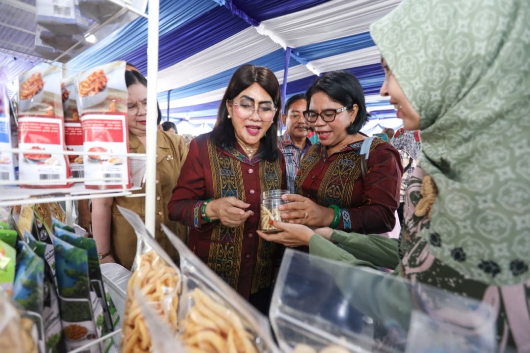 LIHAT PRODUK : Ketua Dekranasda Ny Liswati Wesly Silalahi melihat sejumlah produk UMKM Siantar di Lapangan Parkir Pariwisata, Jalan Merdeka Kelurahan Proklamasi Kecamatan Siantar Barat, Selasa (14/7).