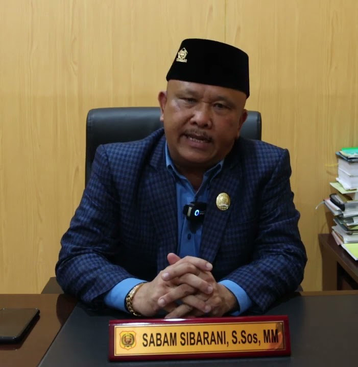 BERSAMA: Ketua DPRD Dairi, Sabam Sibarani foto bersama dengan FKPHUPD saat melakukan audensi, Selasa (14/7). (RUDY SITANGGANG/SUMUT POS).