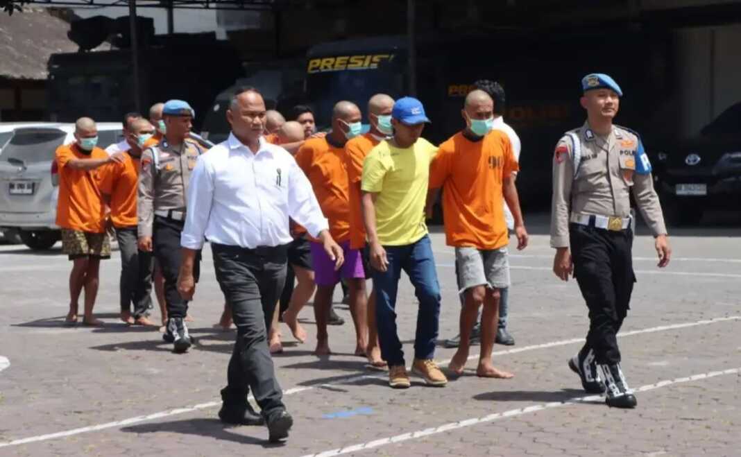 DIGIRING: Para tersangka digiring ke sel tahanan Polres Karo.