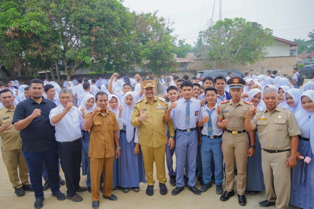 Baharuddin Siagian, S.H., M.Si., C.L.A.,  mengunjungi Yayasan Perguruan Nasional Petatal di Simpang Teluk Bayur, Kecamatan Datuk Tanah Datar, Selasa (14/7/2026). (Foto: Komimfo Batubara)