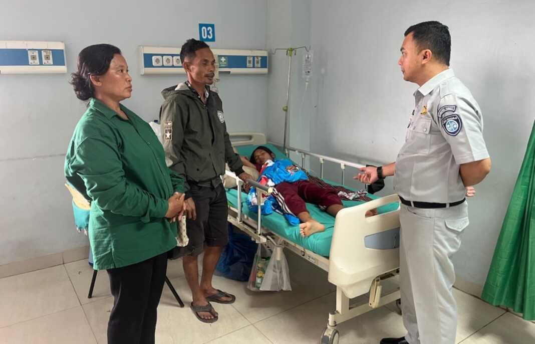BESUK KORBAN: Kepala Jasa Raharja Labuhanbatu membesuk korban tertimpa truk sawit di Bilah Hilir (fajar)