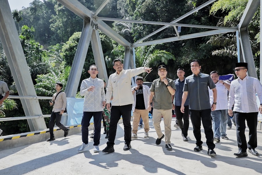 RESMIKAN: Gubsu Muhammad Bobby Nasution saat meresmikan Jembatan Aek Sipange di Kecamatan Aek Bilah, Kabupaten Tapanuli Selatan, baru-baru ini.(Dok : Dinas BMBKCK Sumut).