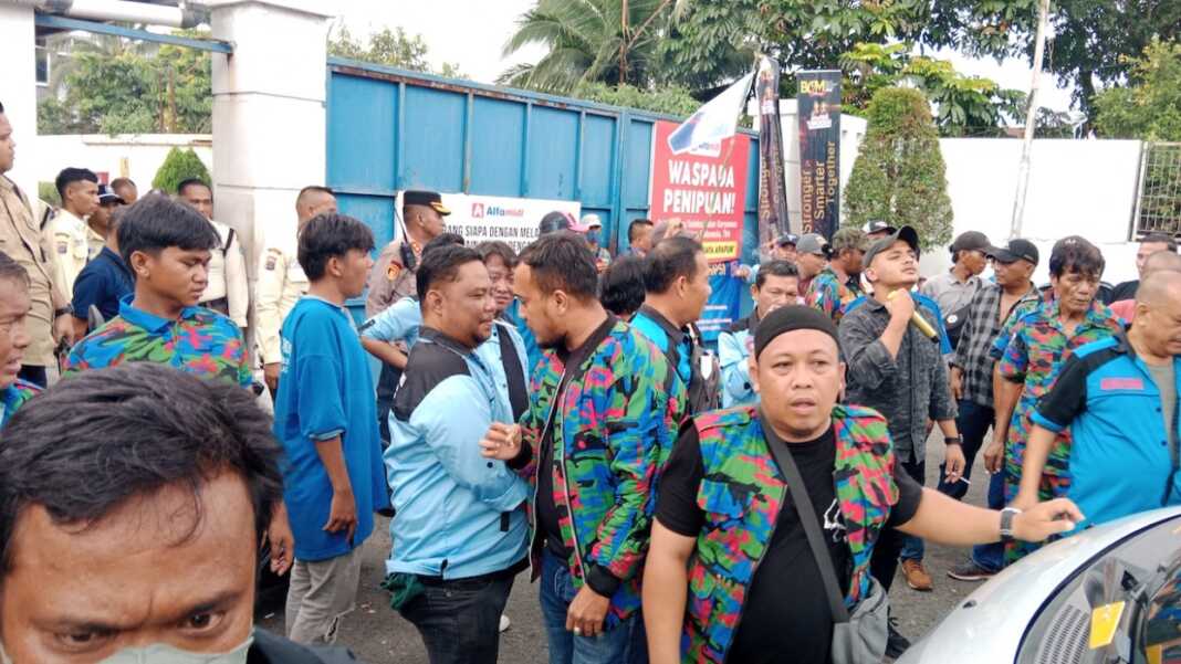 UNJUK RASA: Ratusan massa F.SPTI-K.SPSI saat unjukrasa di Alfamidi, Jalan MG Manurung, Medan Amplas terkait bongkar muat, Kamis (16/7) siang. (Gusman/Sumut Pos)
