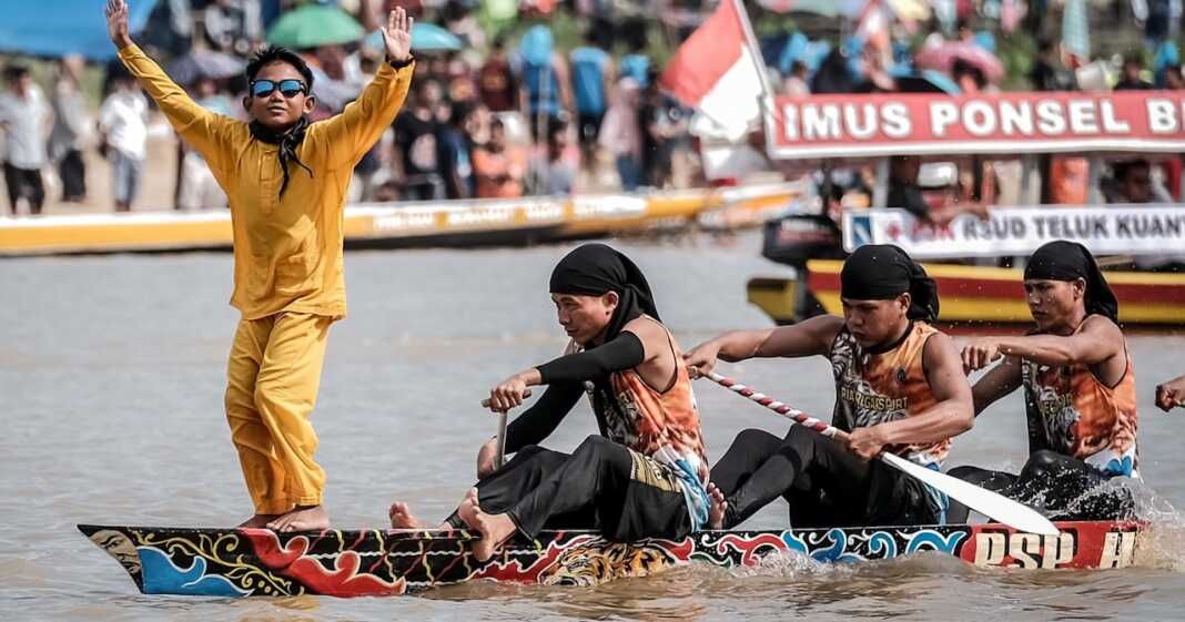 MENARI: Seorang bocah tengah menari di lomba Pacu Jalur