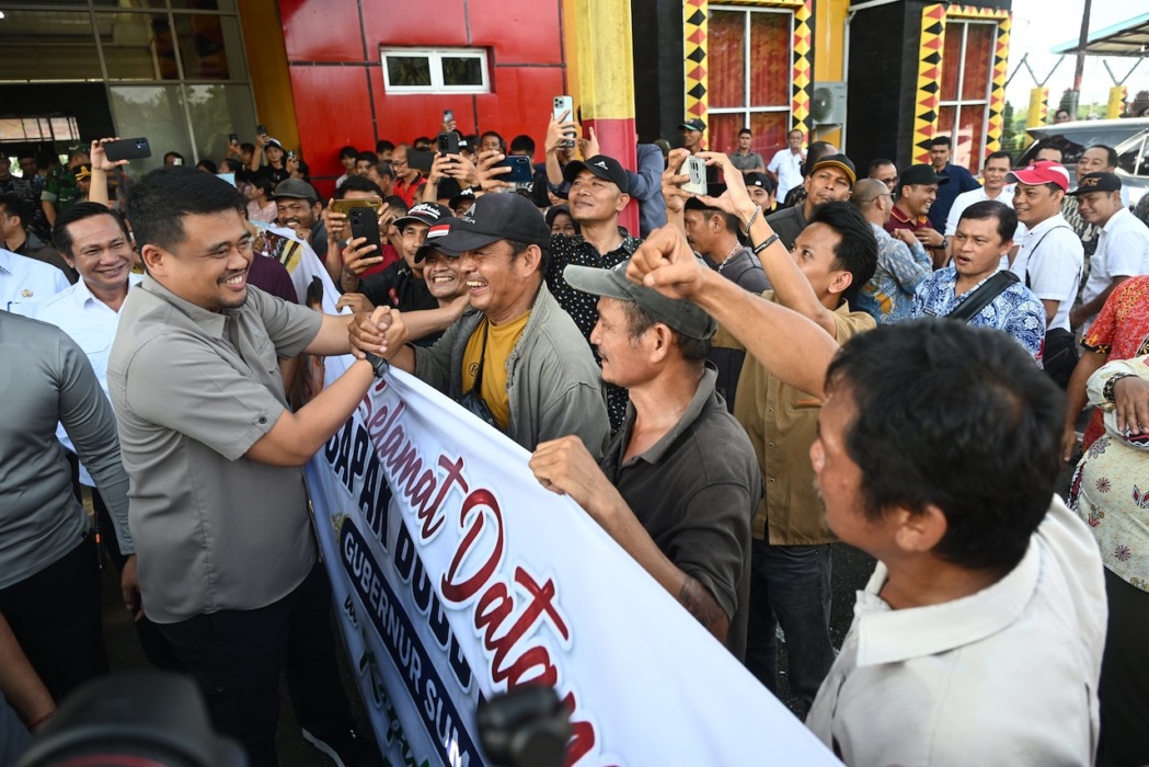 DISAMBUT: Gubsu Muhammad Bobby Afif Nasution disambut para bupati, dan Forkopimda se-kepulauan Nias, serta ratusan masyarakat Nias saat tiba di Bandara Binaka , Kabupaten Nias, Rabu (15/7/2026) sore.(Foto : Diskominfo Sumut)