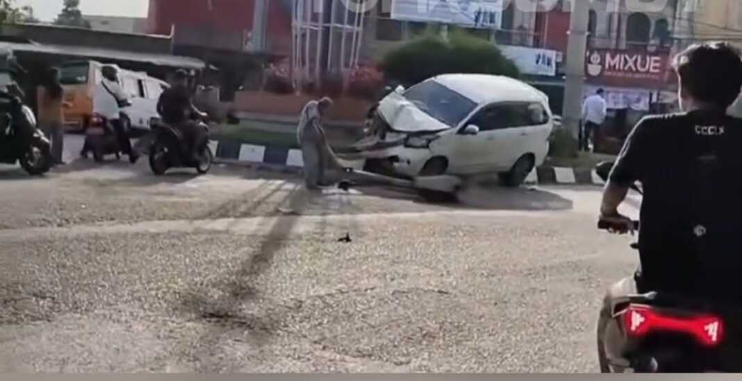 TABRAK: Toyota Avanza nabrak pejalan kaki.(Foto dari masyarakat/Sumut Pos)