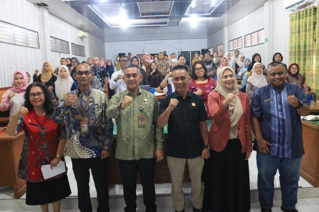 FOTO BERSAMA: Sekda Binjai Chairin Simanjuntak foto bersama peserta sosialisasi. (Diskominfo Binjai/Sumut Pos)