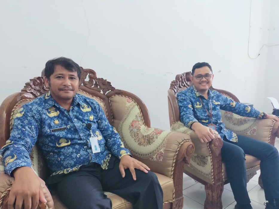 Sekretaris BKPSDM Kabupaten Dairi Roy Karya Sinaga (kiri) bersama Kabid Pengadaan Mutasi dan Informasi Try Sinaga menjelaskan pengunduran diri Kadis P3AP2KB, Jumat (17/7). (RUDY SITANGGANG/SUMUT POS).