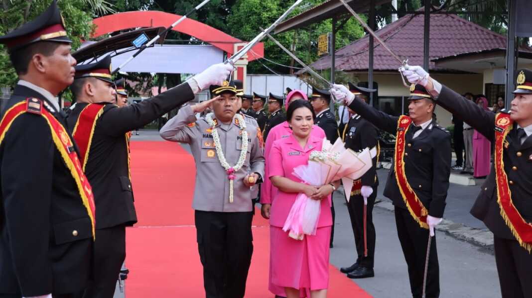 DISAMBUT: Kapolres Langkat AKBP Hannry Tambunan saat disambut pedang pora. (Humas Polres Langkat/Sumut Pos)