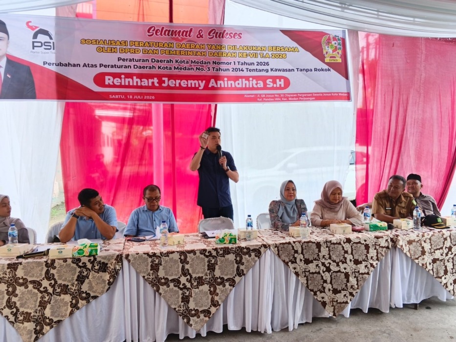 SOSIALISASI: Reinhart saat Sosialisasi Perda Kota Medan mengenai Kawasan Tanpa Rokok (KTR) di Medan Perjuangan, Sabtu (18/7).