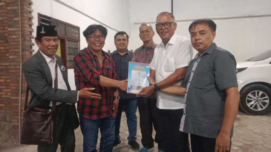 PENGURUS: Panitia menyerahkan proposal kegiatan kepada Pengurus PPRS Siantar dan sekitarnya.